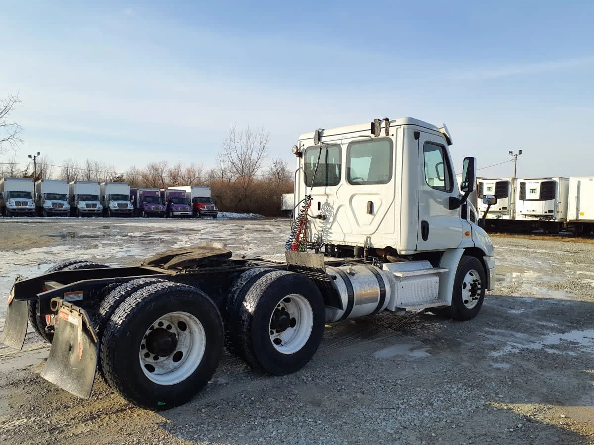 2019 Freightliner Cascadia - image 4