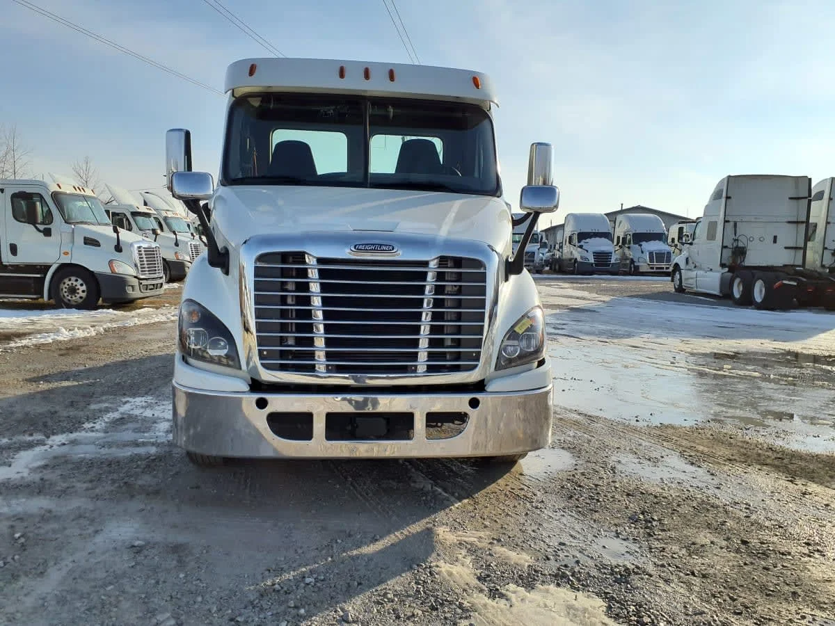 2019 Freightliner Cascadia - image 2