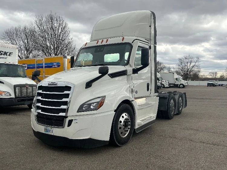 2023 Freightliner Cascadia in Dayton, OH — photo 3