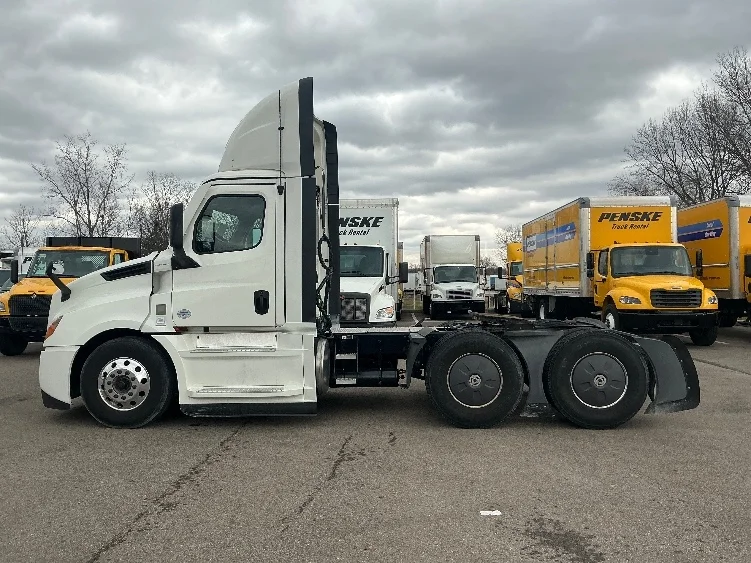 2023 Freightliner Cascadia in Dayton, OH — photo 4