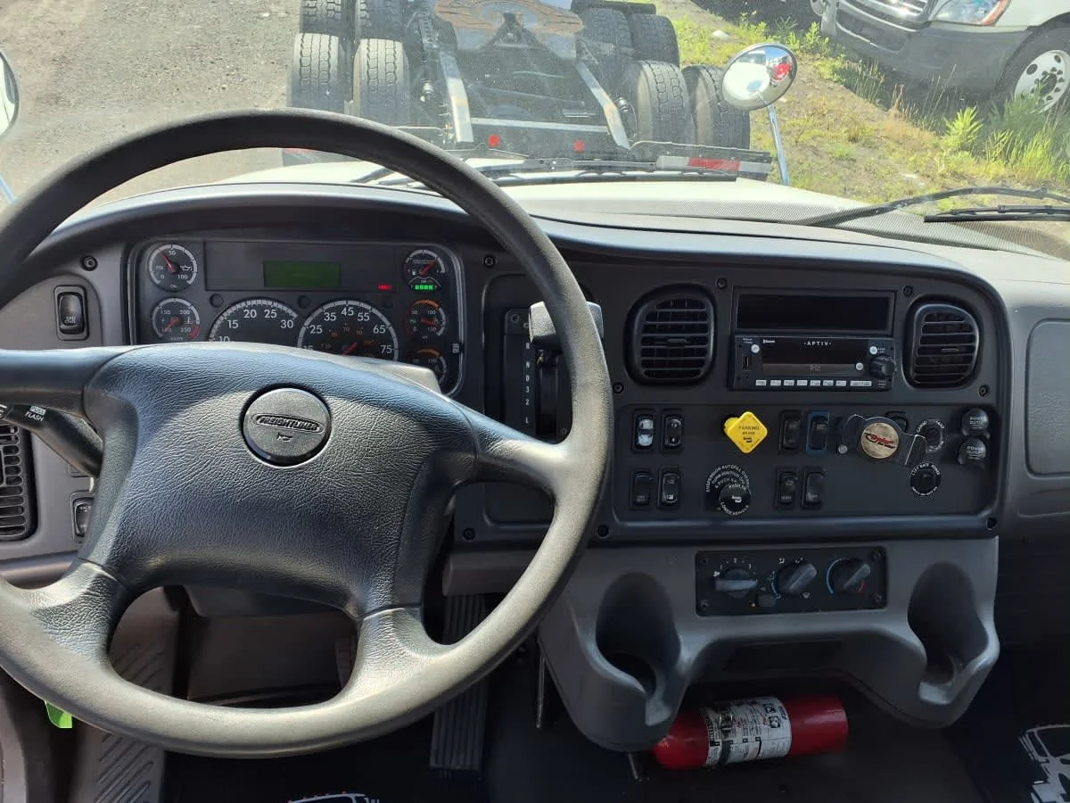 2018 Freightliner M2 106 - image 8