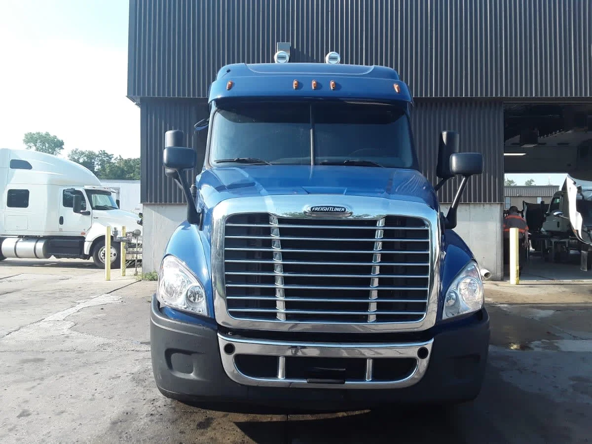 2020 Freightliner Cascadia - image 2