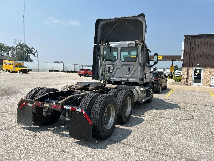 2020 Freightliner Cascadia in Battle Creek, MI — photo 6
