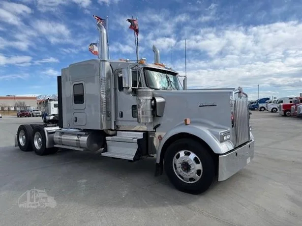 2019 Kenworth W900 - image 3