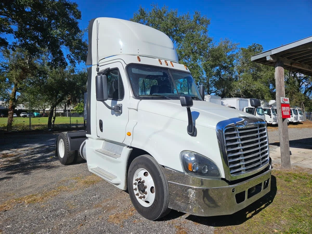 2016 Freightliner Cascadia - image 3