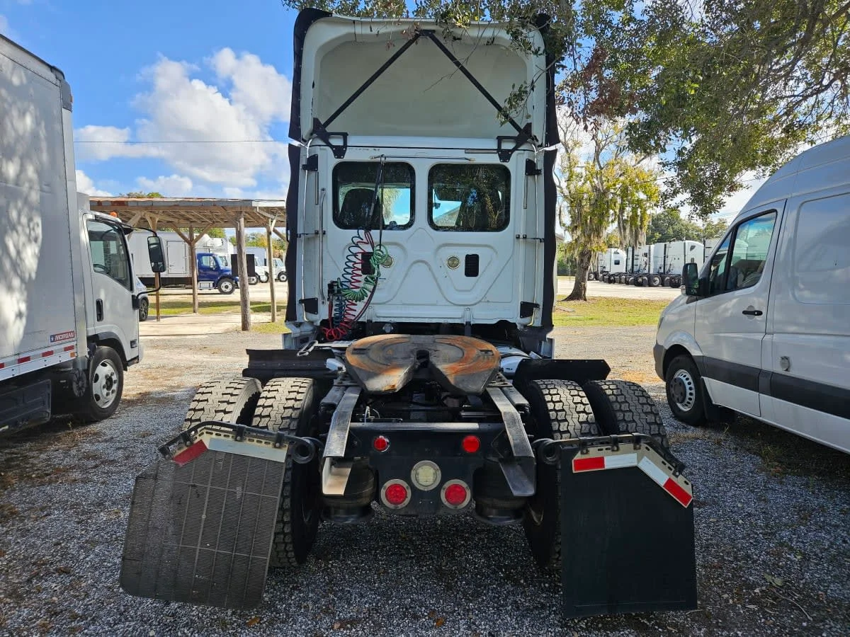 2016 Freightliner Cascadia - image 5