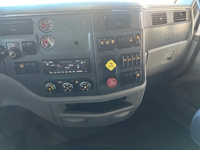 2021 Peterbilt 579 in Charlotte, NC — photo 14
