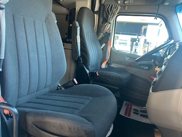 2021 Peterbilt 579 in Charlotte, NC — photo 16