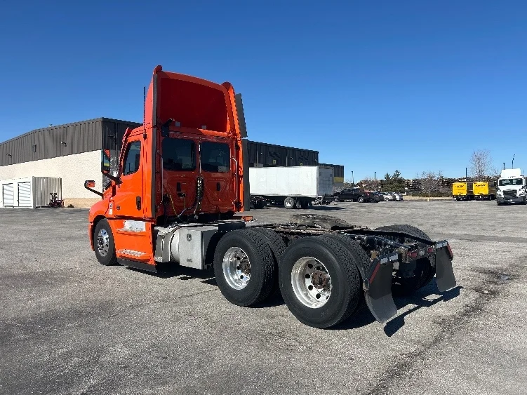 2020 Freightliner Cascadia - image 5
