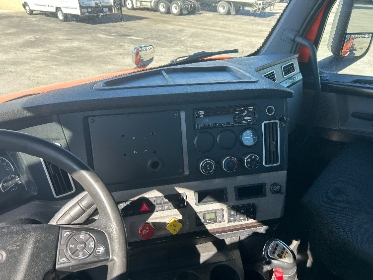 2020 Freightliner Cascadia - image 10