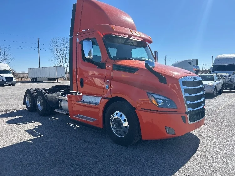 2020 Freightliner Cascadia in Peosta, IA