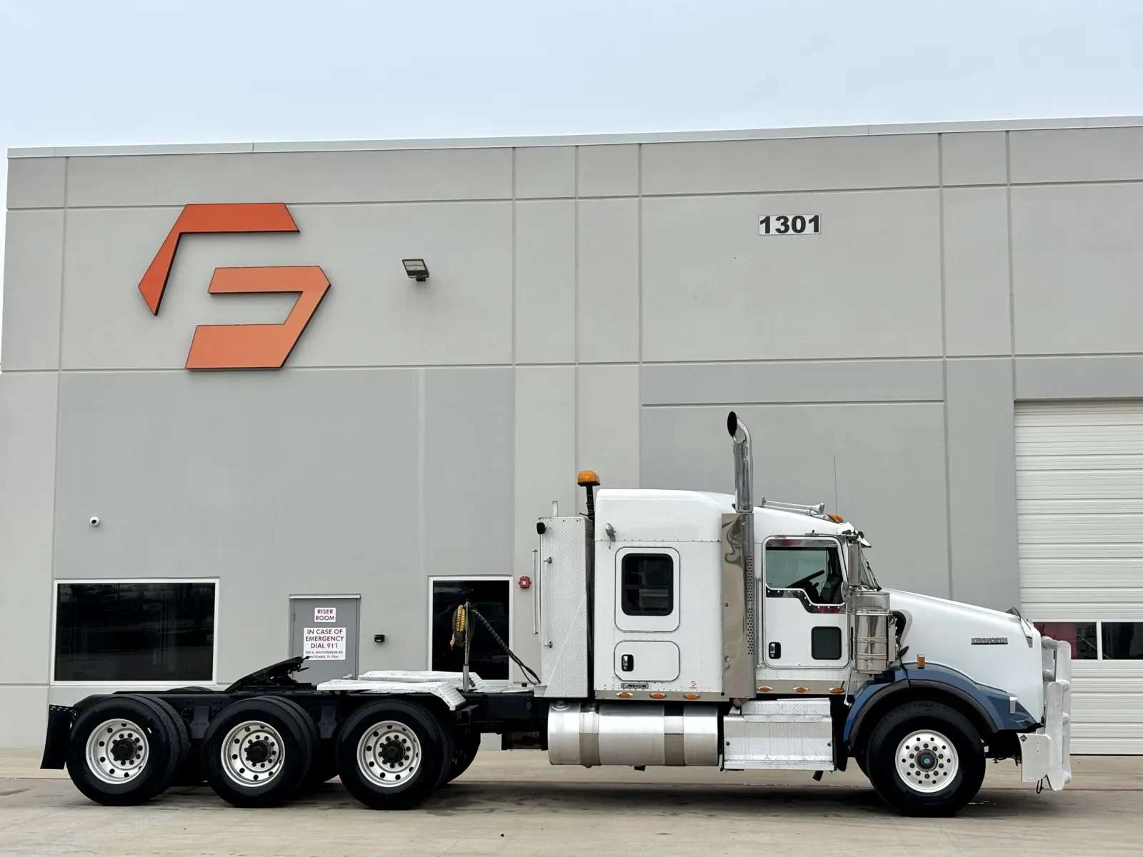 2014 Kenworth T800 - image 3