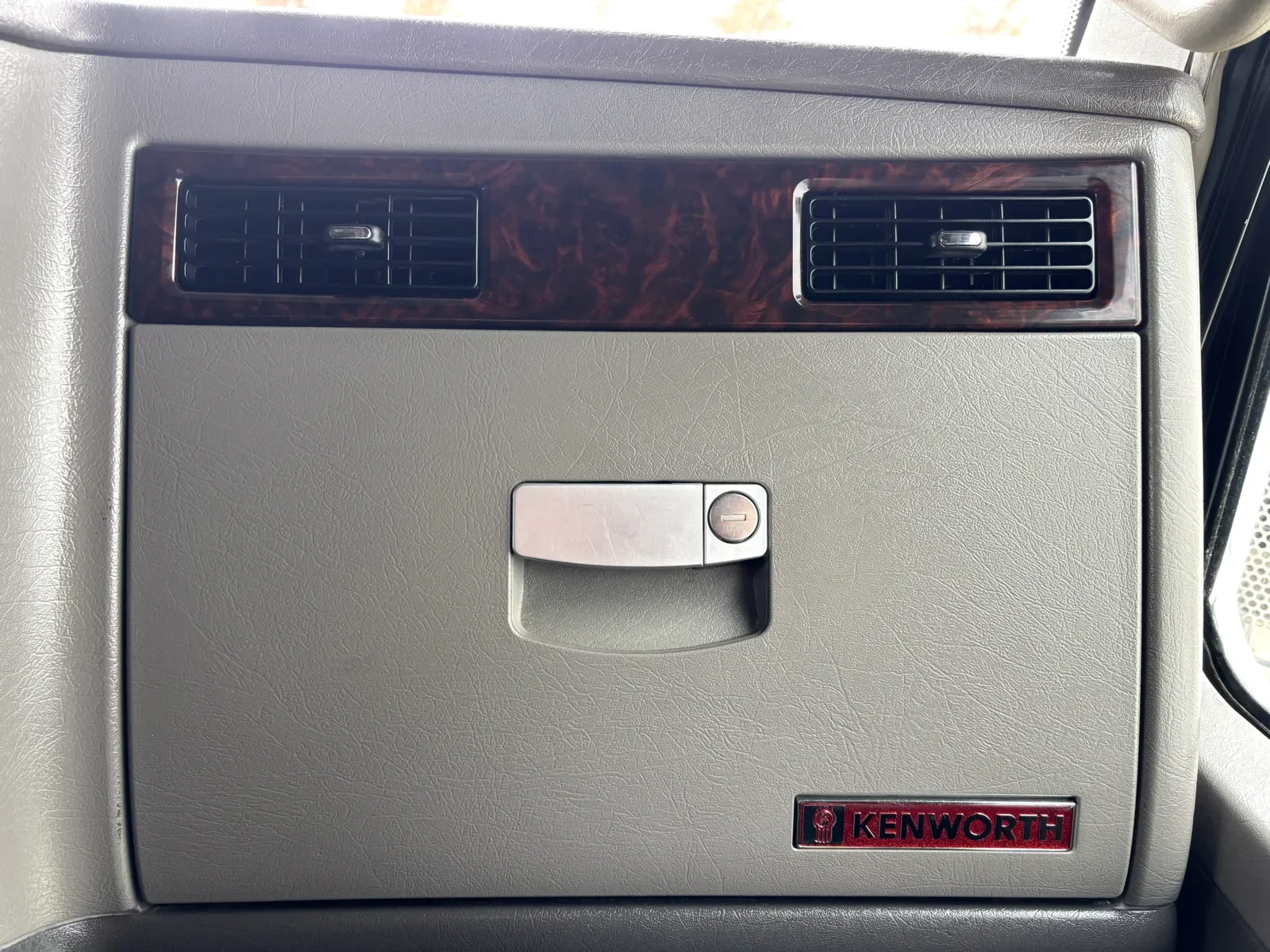 2014 Kenworth T800 in Hutchins, TX — photo 17
