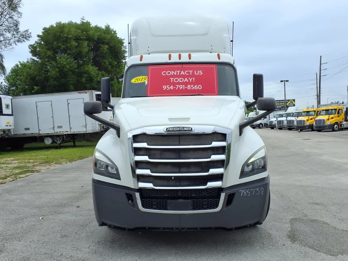 2019 Freightliner Cascadia in Davie, FL — photo 2