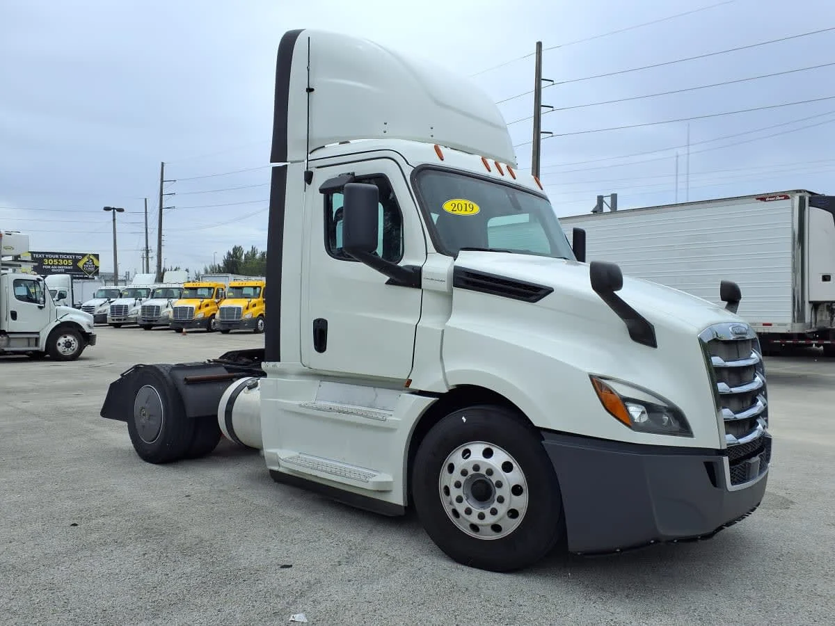 2019 Freightliner Cascadia in Davie, FL — photo 3