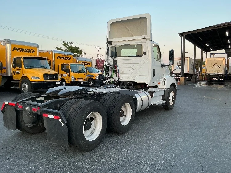 2020 International LT - image 7