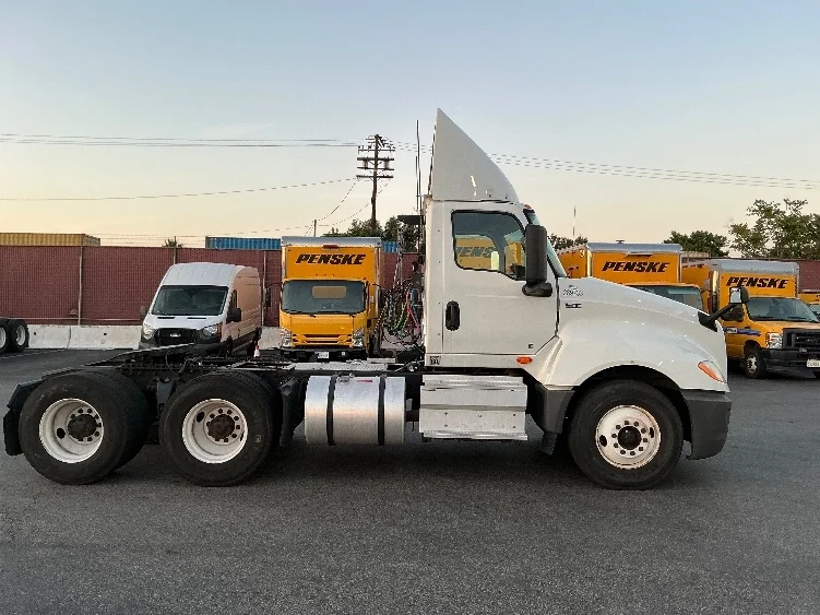 2020 International LT - image 8