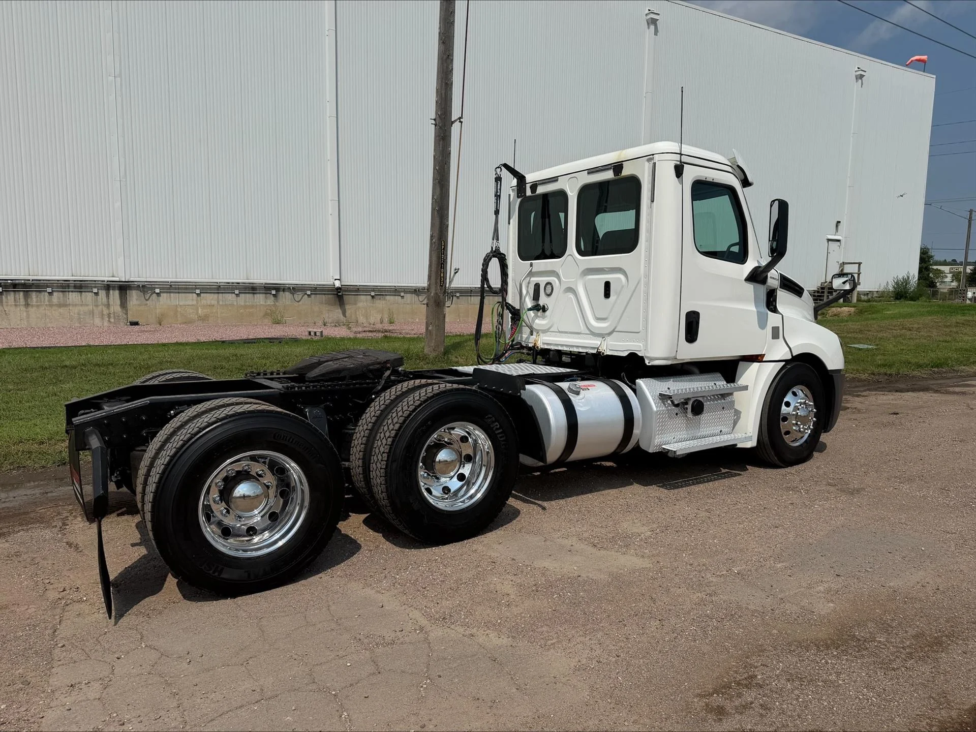 2020 Freightliner Cascadia in Sioux City, IA — photo 2