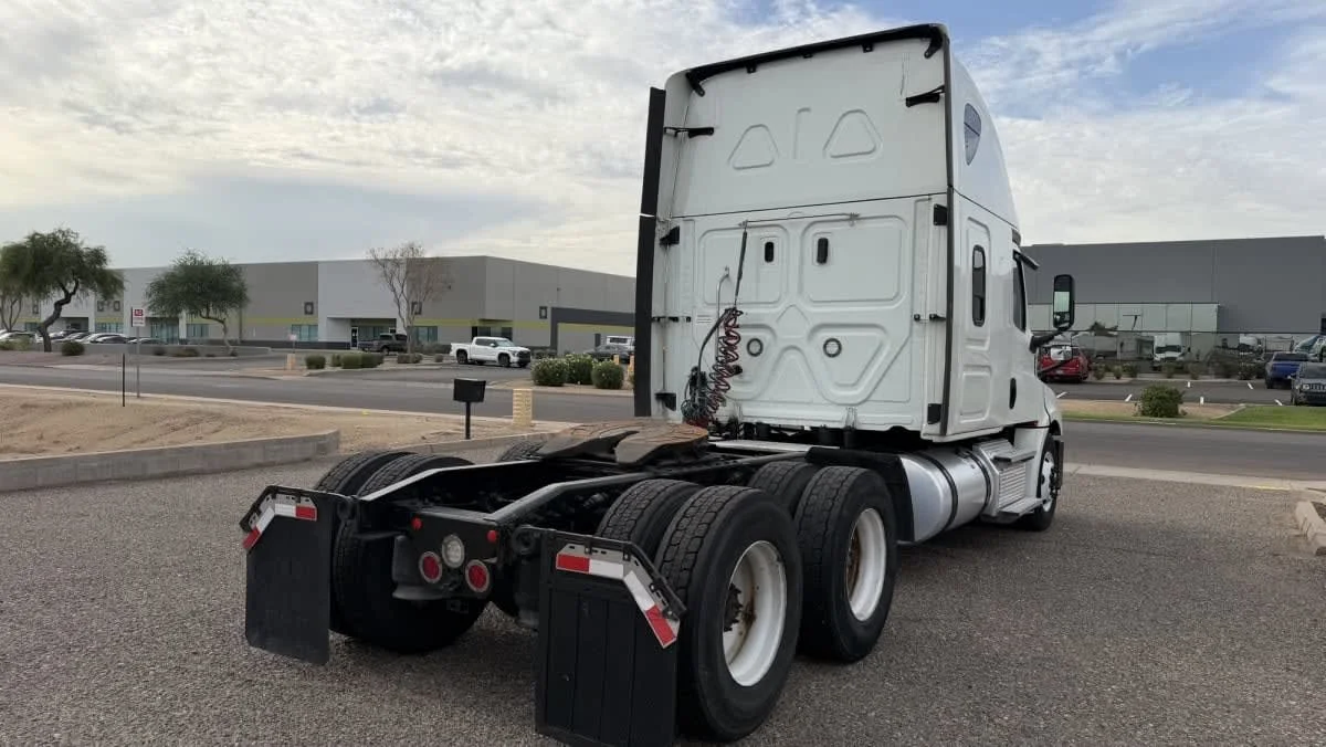 2019 Freightliner Cascadia in Phoenix, AZ — photo 4