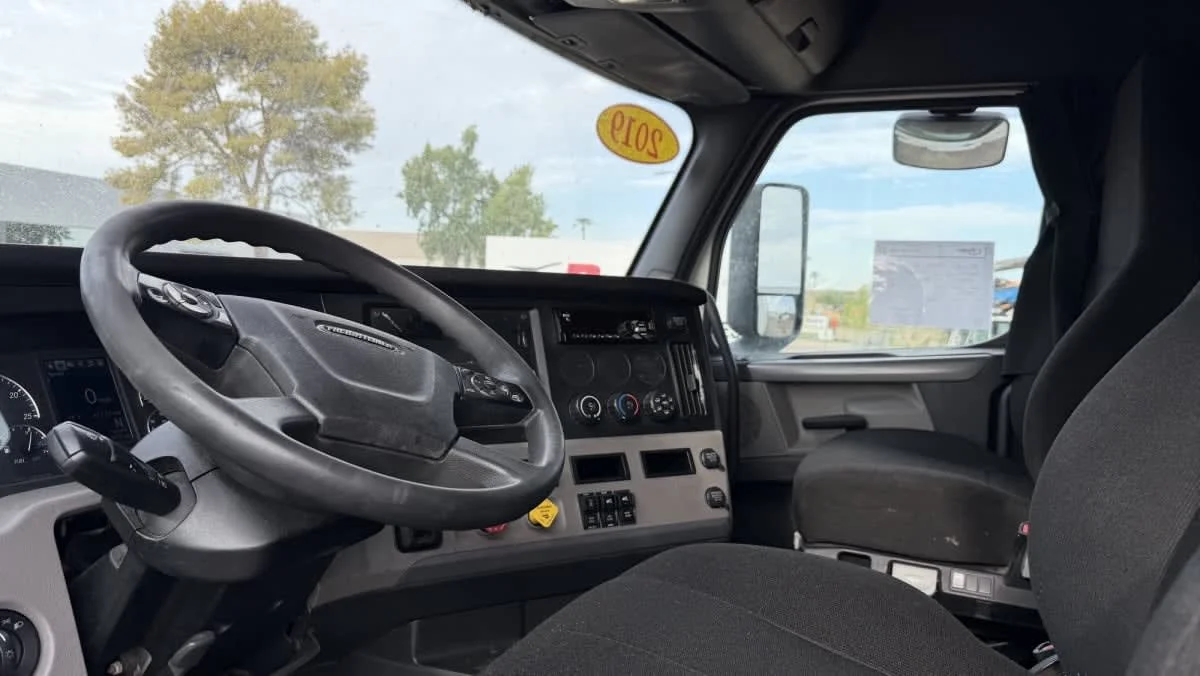 2019 Freightliner Cascadia in Phoenix, AZ — photo 19