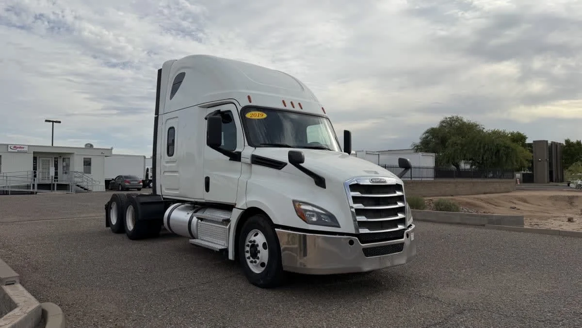 2019 Freightliner Cascadia in Phoenix, AZ — photo 3