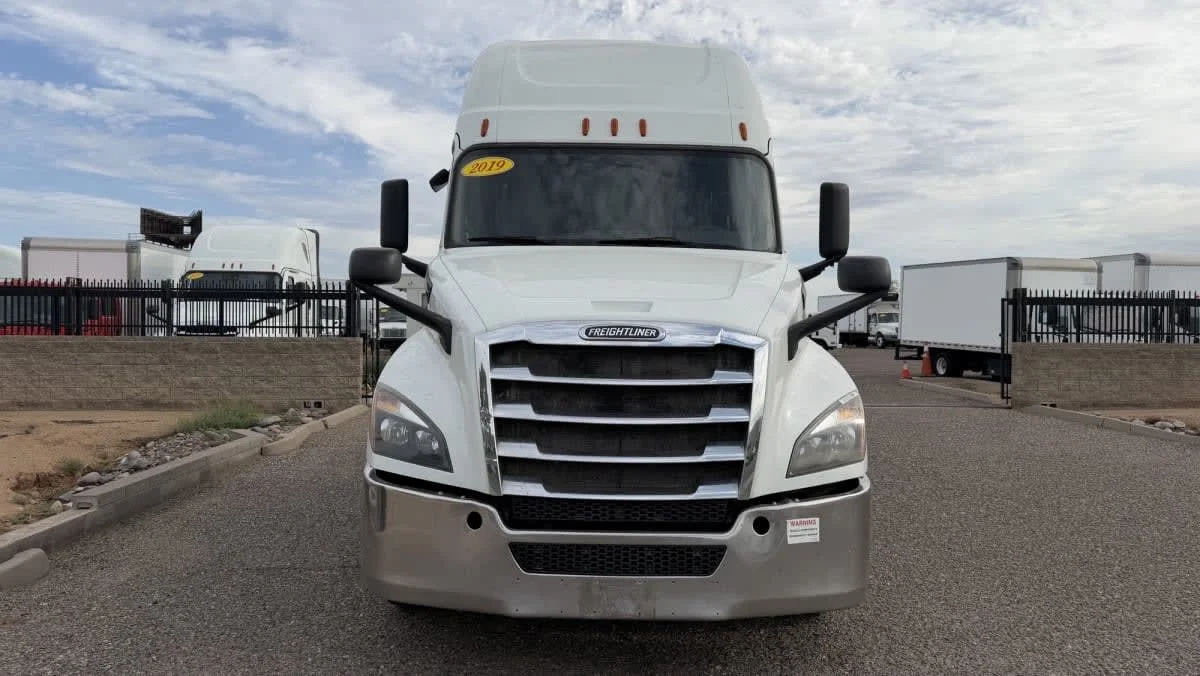 2019 Freightliner Cascadia in Phoenix, AZ — photo 2