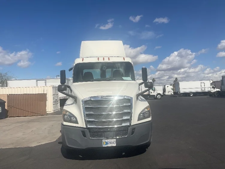 2019 Freightliner Cascadia in Phoenix, AZ — photo 2