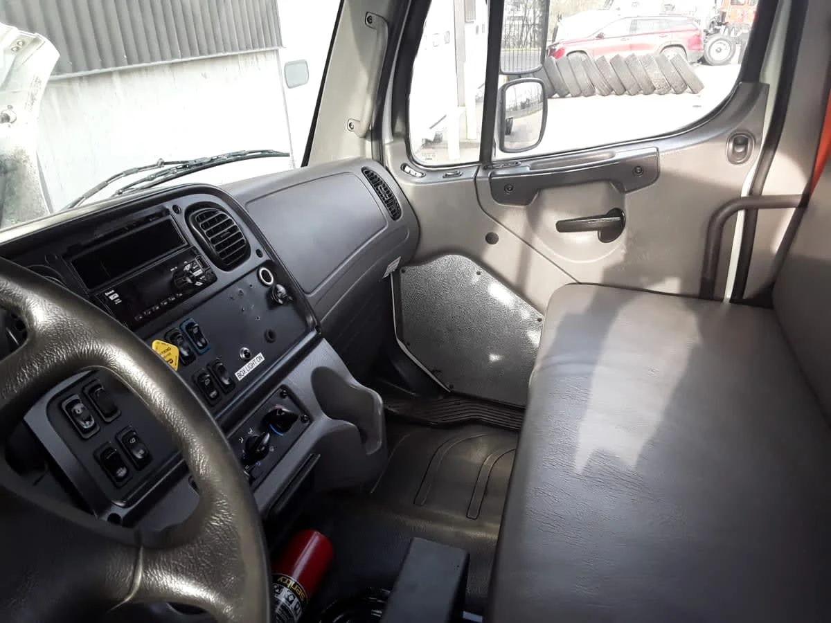 2020 Freightliner M2 106 in Kansas City, MO — photo 8