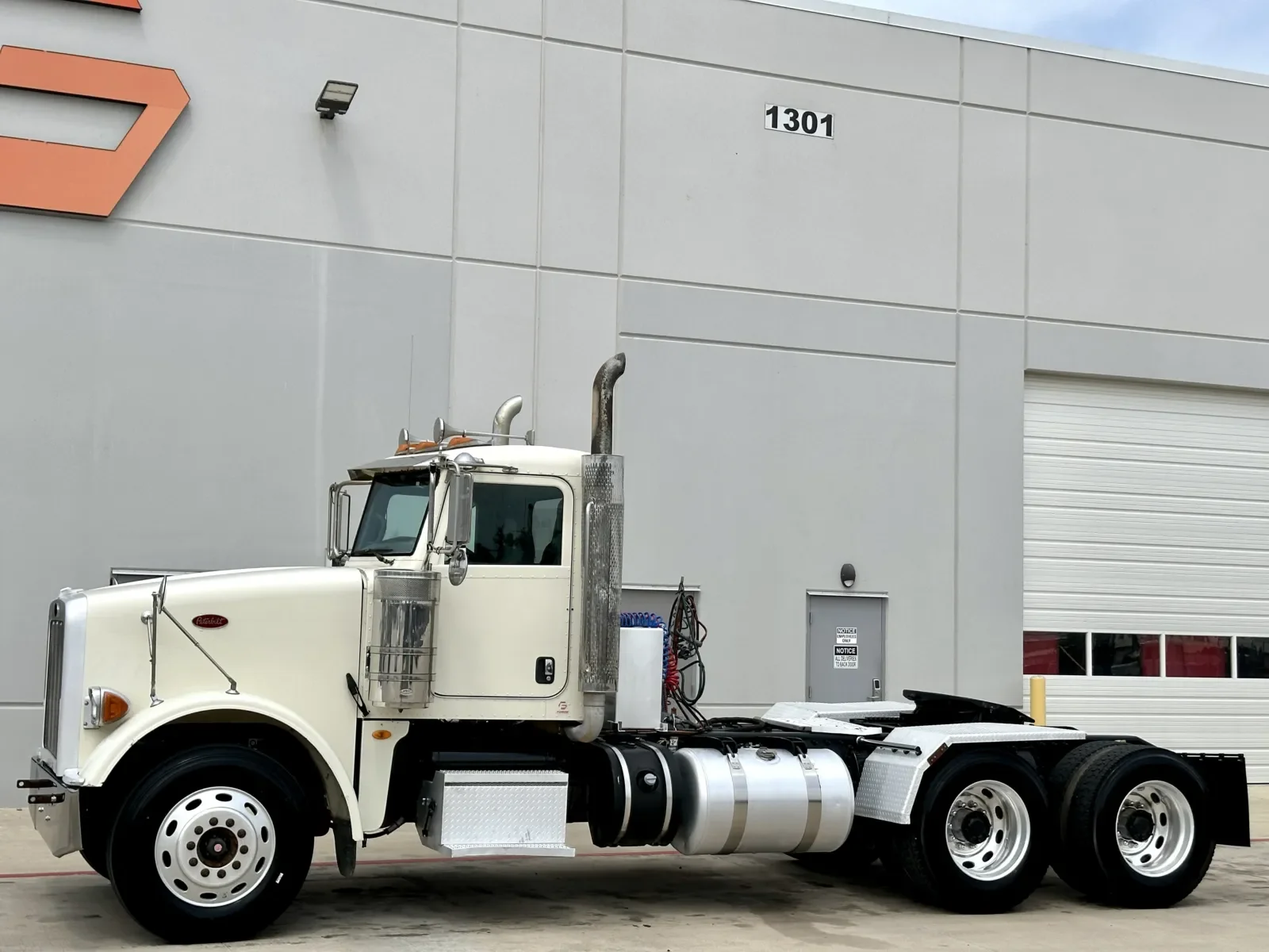 2012 Peterbilt 367 in Hutchins, TX — photo 2