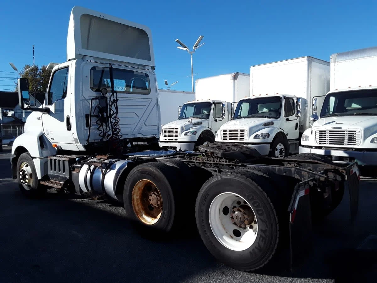 2019 International LT - image 6