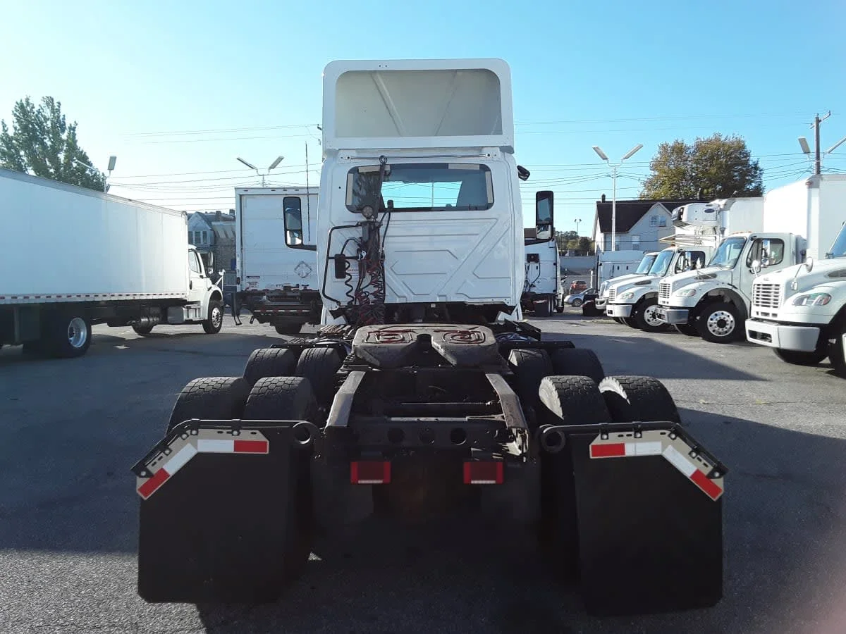 2019 International LT - image 5