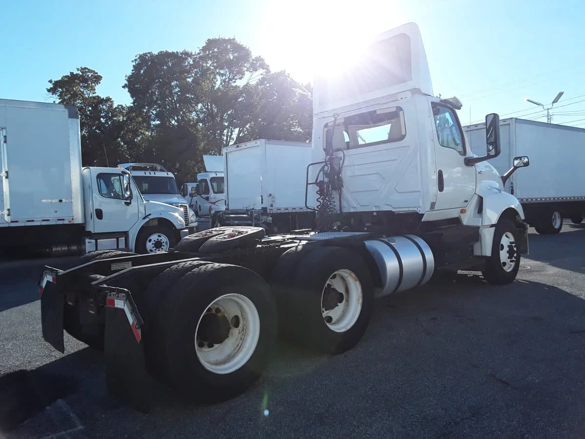 2019 International LT - image 4