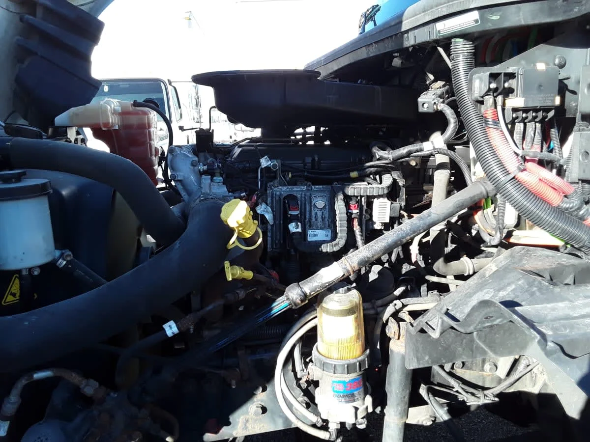 2019 International LT - image 8