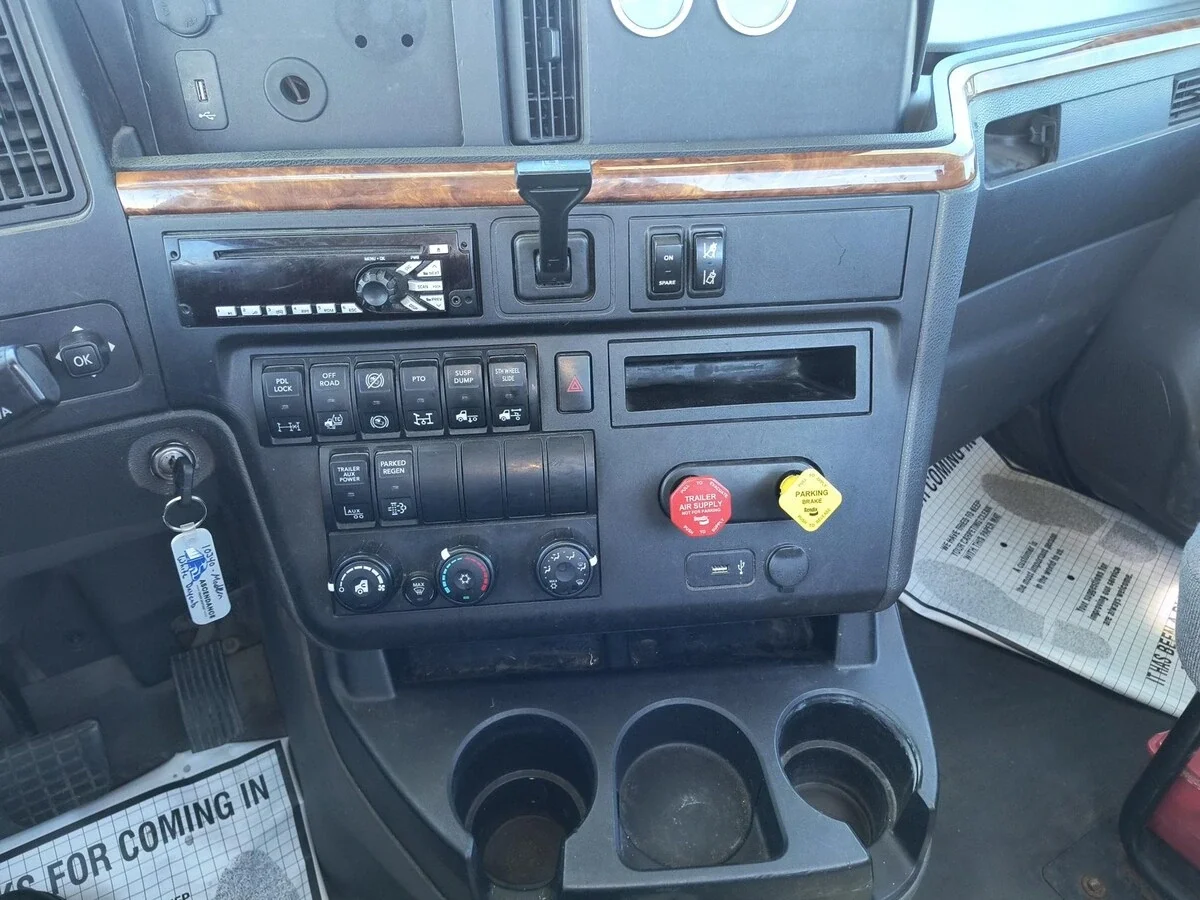 2019 International LT in Abbotsford, WI — photo 4