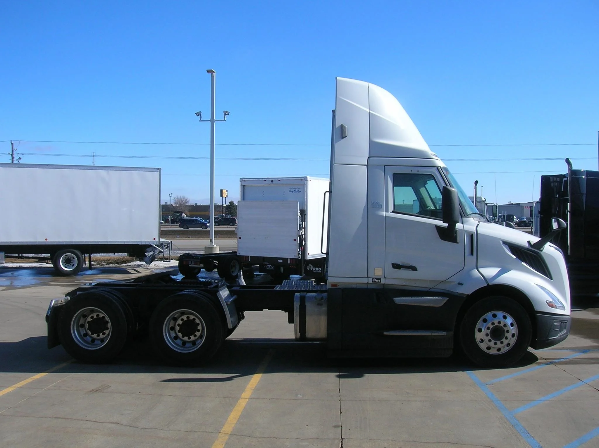 2025 Volvo VNL 300 - image 4