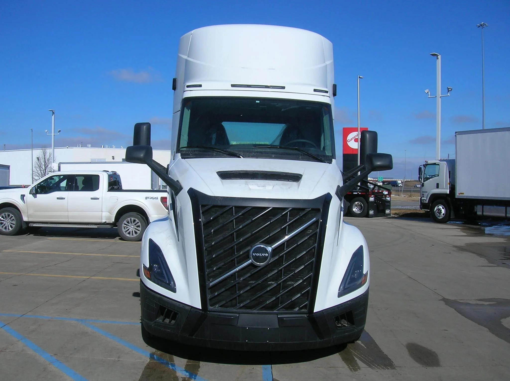 2025 Volvo VNL 300 — photo 2