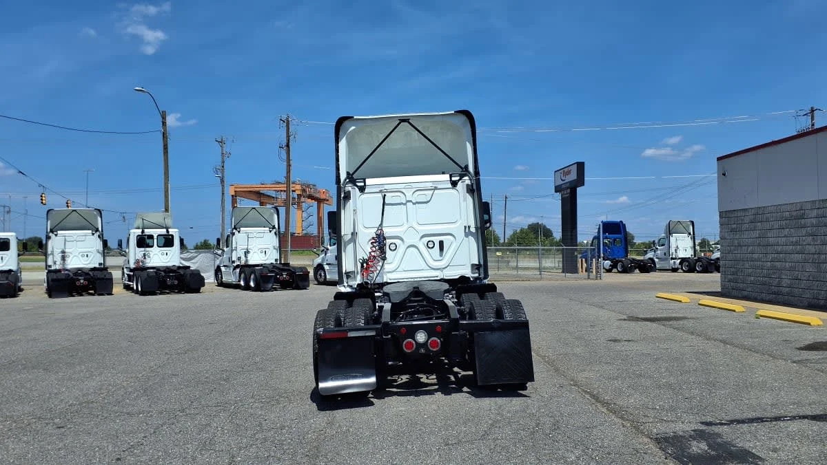 2022 Freightliner Cascadia in Memphis, TN — photo 5