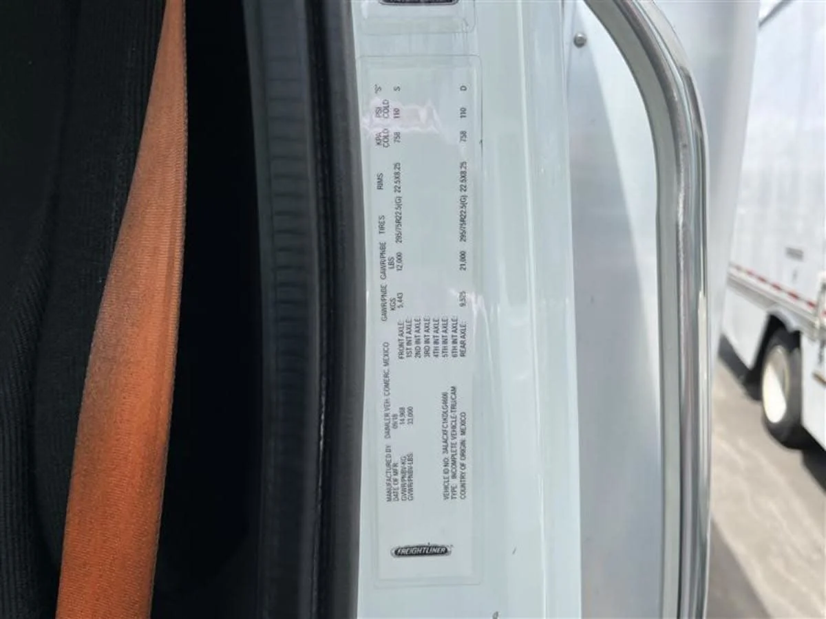 2019 Freightliner M2 106 - image 11