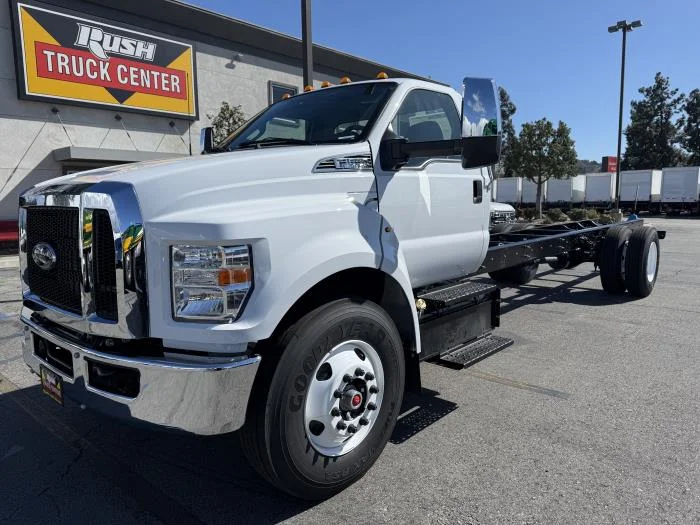 2027 Ford F-650 — photo 2
