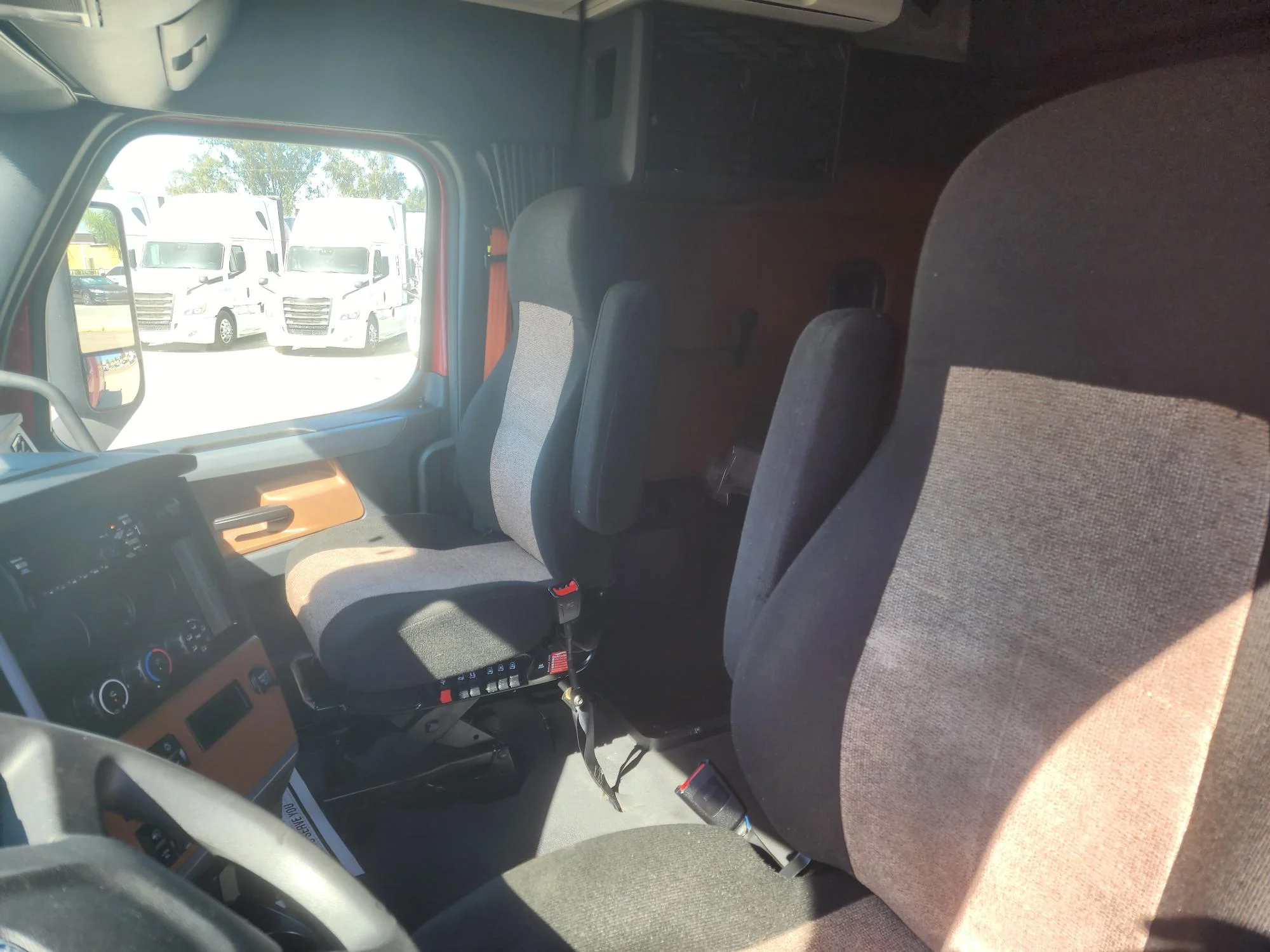 2021 Freightliner Cascadia in Fresno, CA — photo 14