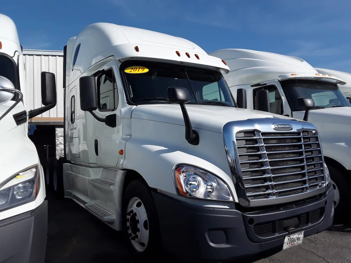 2019 Freightliner Cascadia - image 2