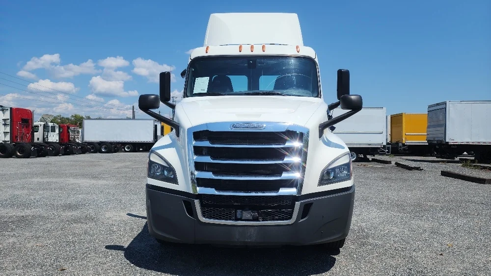2020 Freightliner Cascadia in Ocala, FL — photo 2