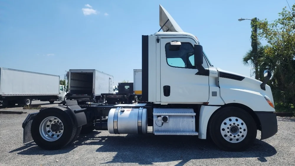 2020 Freightliner Cascadia in Ocala, FL — photo 8