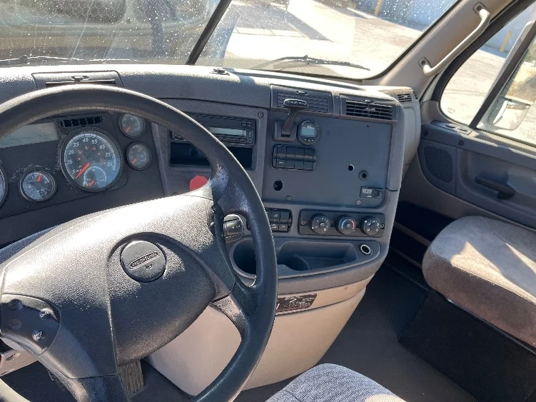 2017 Freightliner Cascadia - image 10