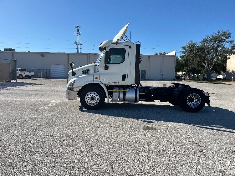 2017 Freightliner Cascadia - image 4