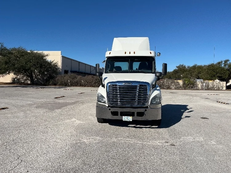 2017 Freightliner Cascadia - image 2