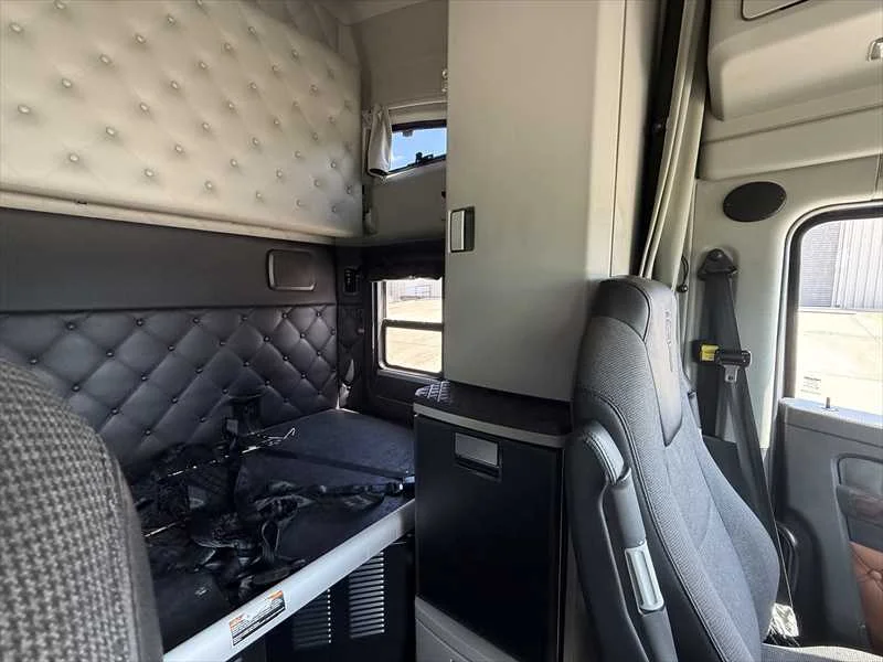 2025 Kenworth T680 in Springfield, MO — photo 14