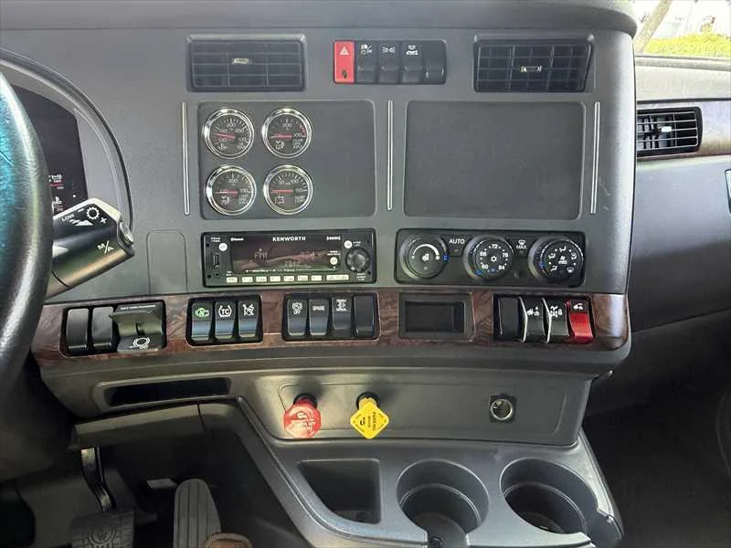 2025 Kenworth T680 in Springfield, MO — photo 12