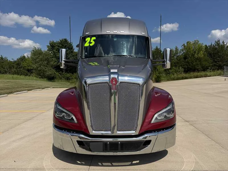 2025 Kenworth T680 in Springfield, MO — photo 7