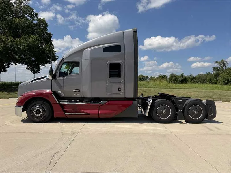 2025 Kenworth T680 in Springfield, MO — photo 2